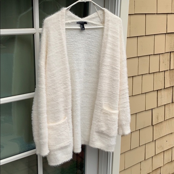 Forever 21 Sweaters - Forever 21💋Cute fuzzy sweater 🐰